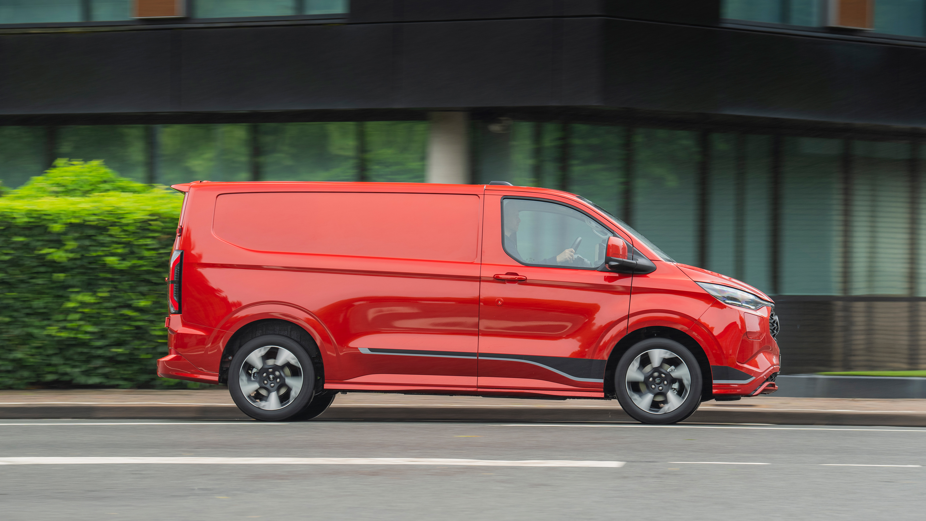 Ford Transit Custom - side action