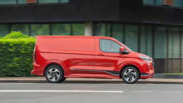 Ford Transit Custom - side action