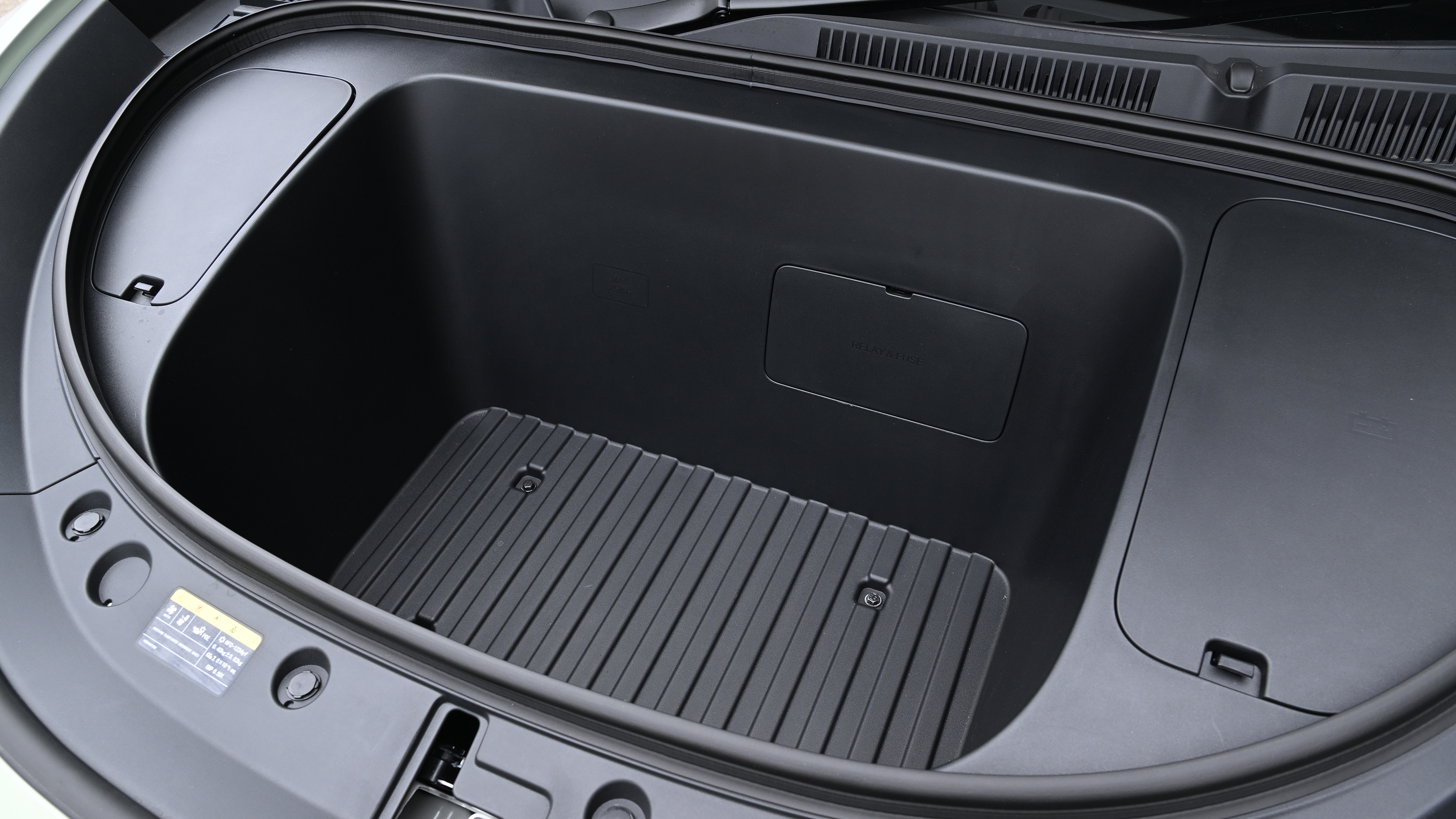 New Geely EX2 - frunk 