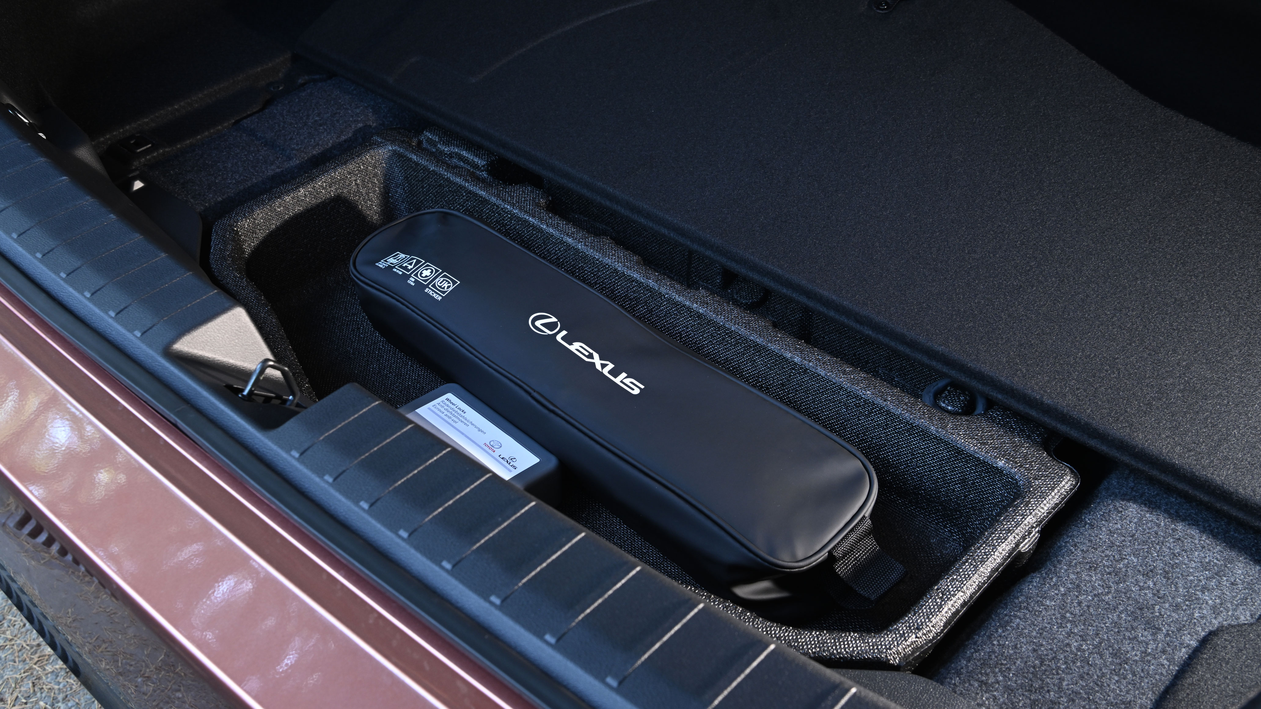 Lexus ES UK - cable storage