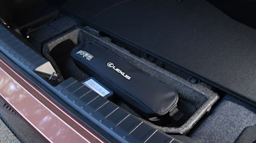 Lexus ES UK - cable storage