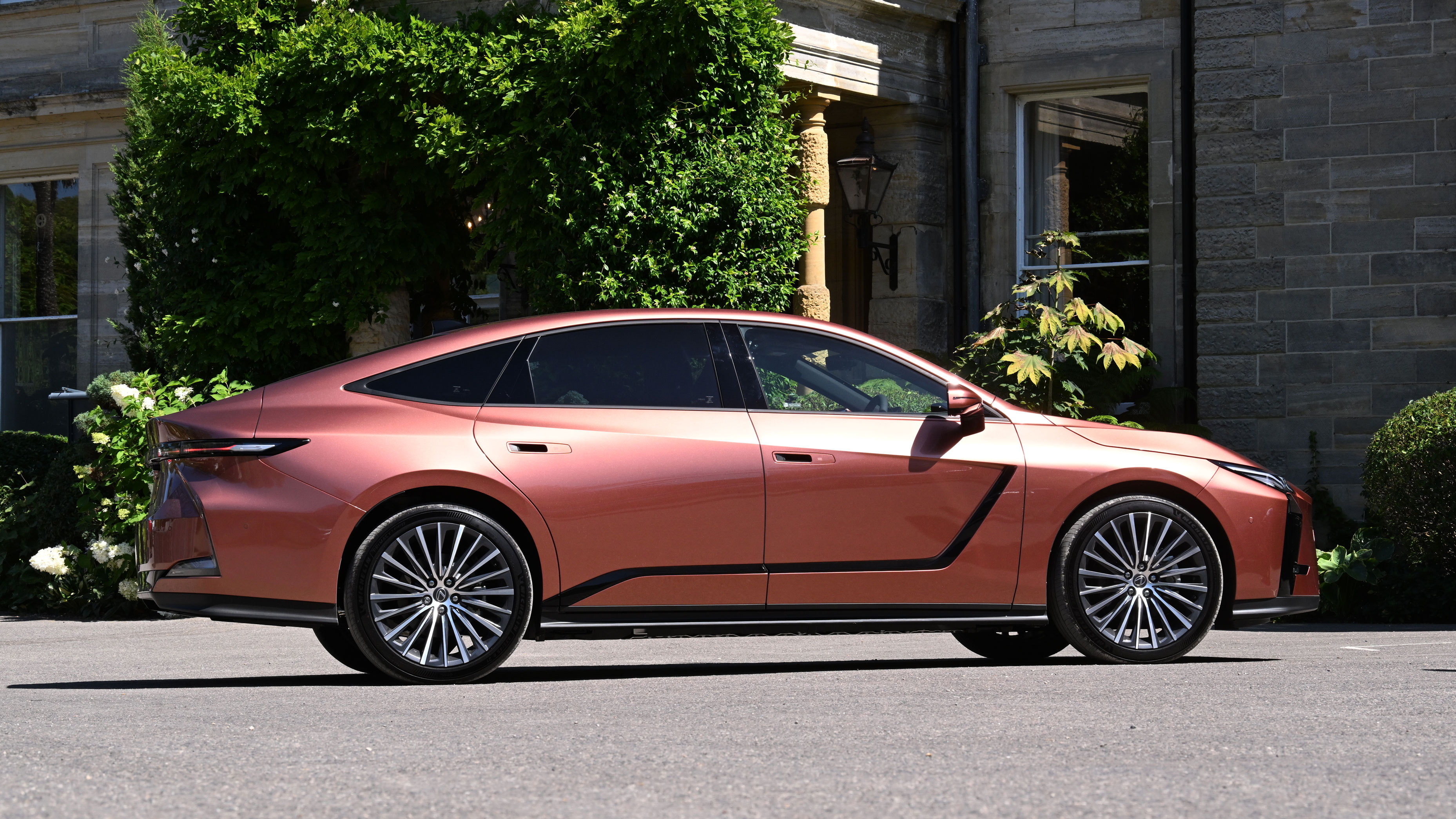 Lexus ES UK - side