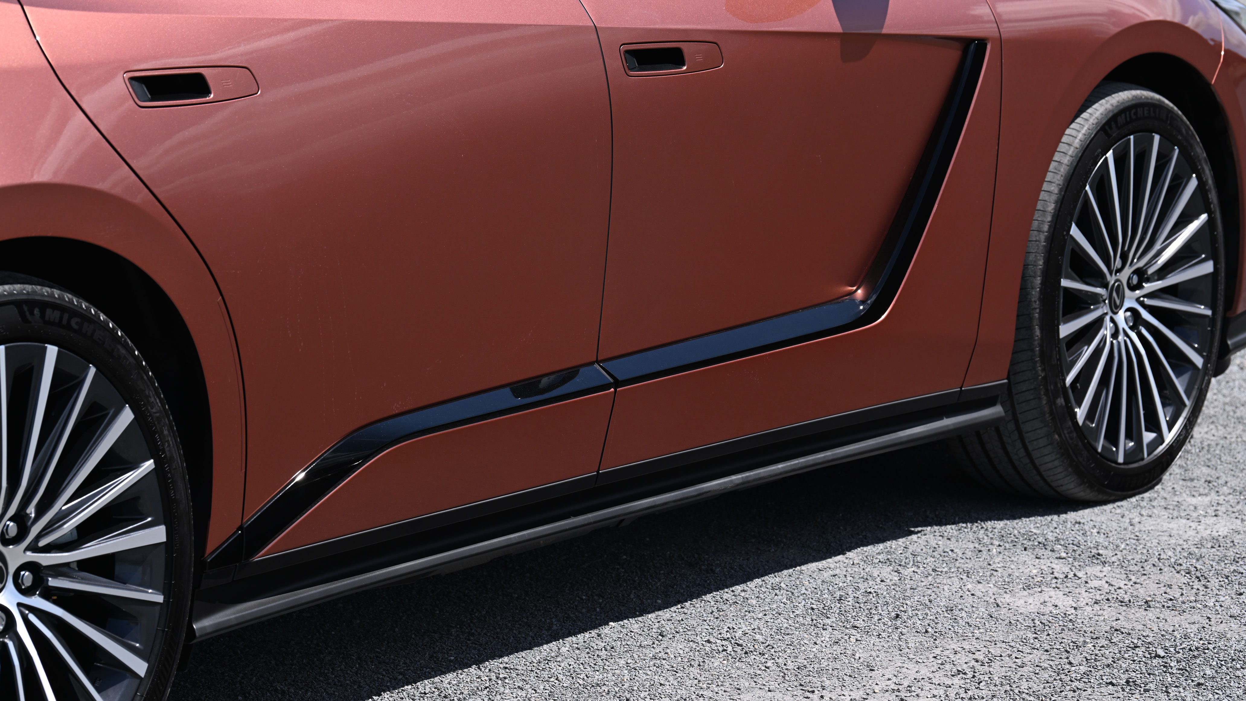 Lexus ES UK - side detail