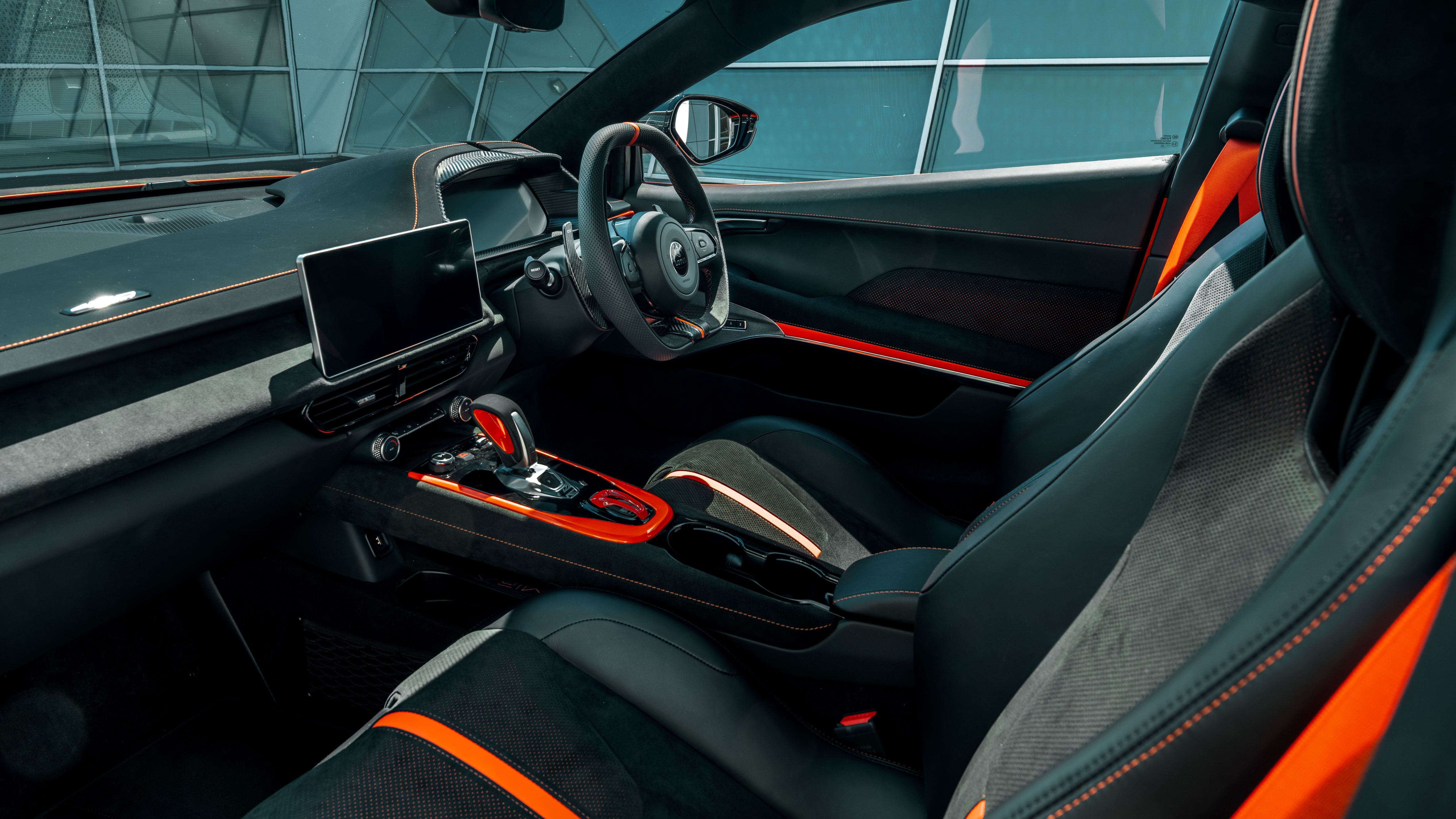 Lotus Emira 420 Sport - cabin