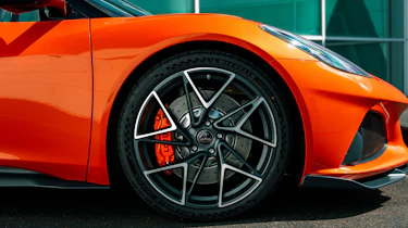 Lotus Emira 420 Sport - wheel