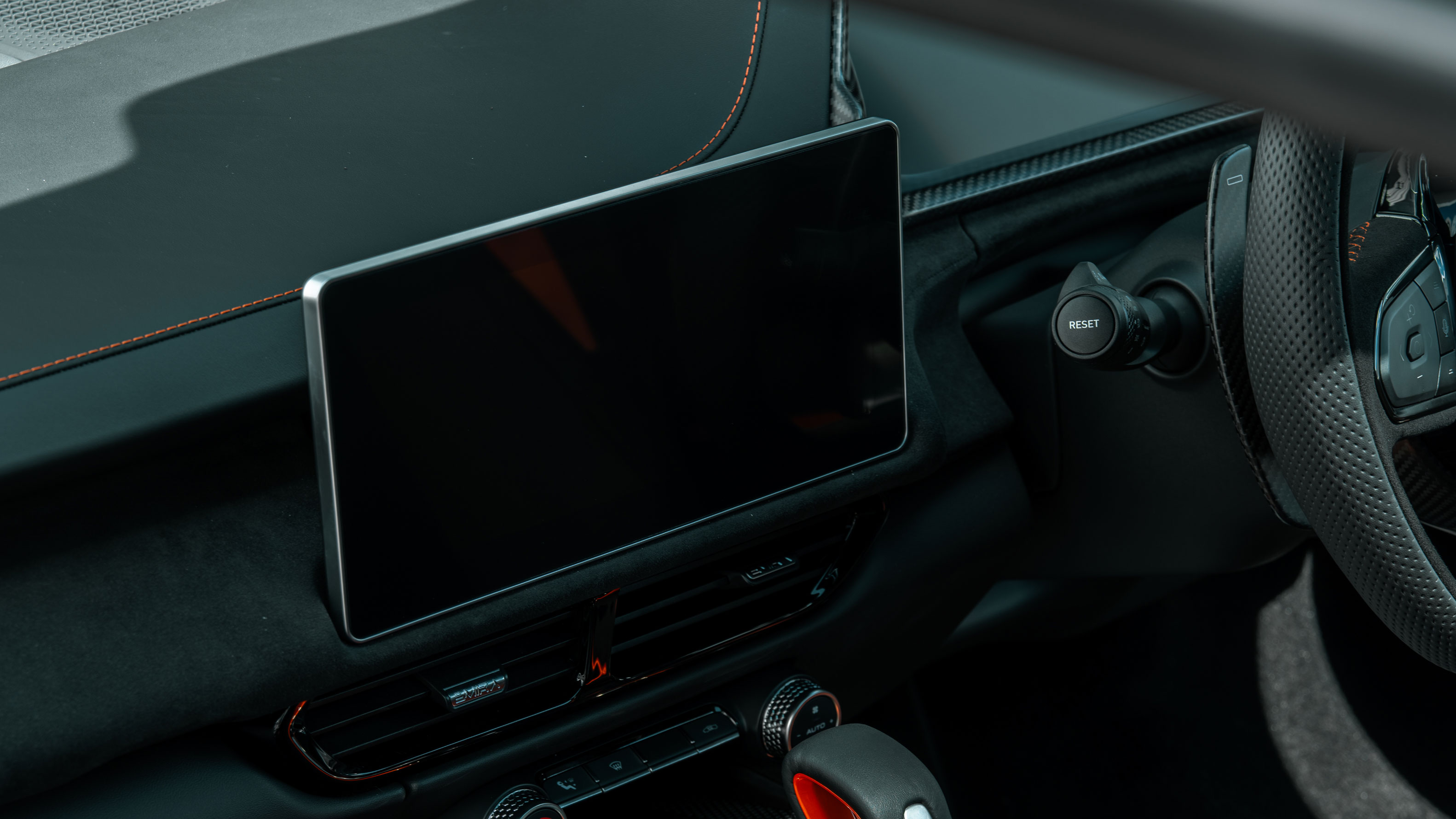 Lotus Emira 420 Sport - screen