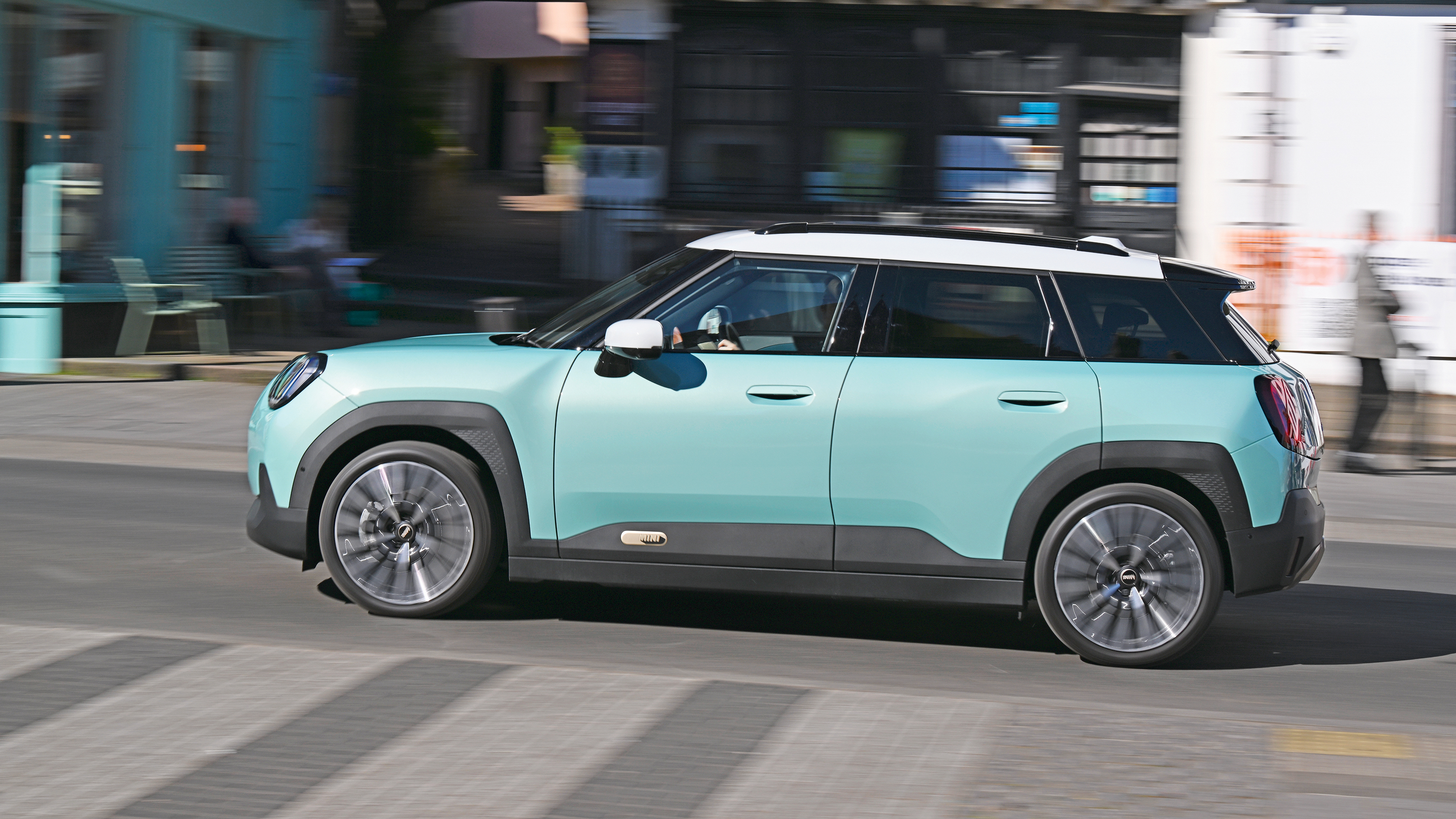 MINI Aceman SE Exclusive - side driving