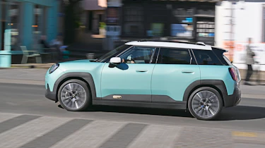 MINI Aceman SE Exclusive - side driving