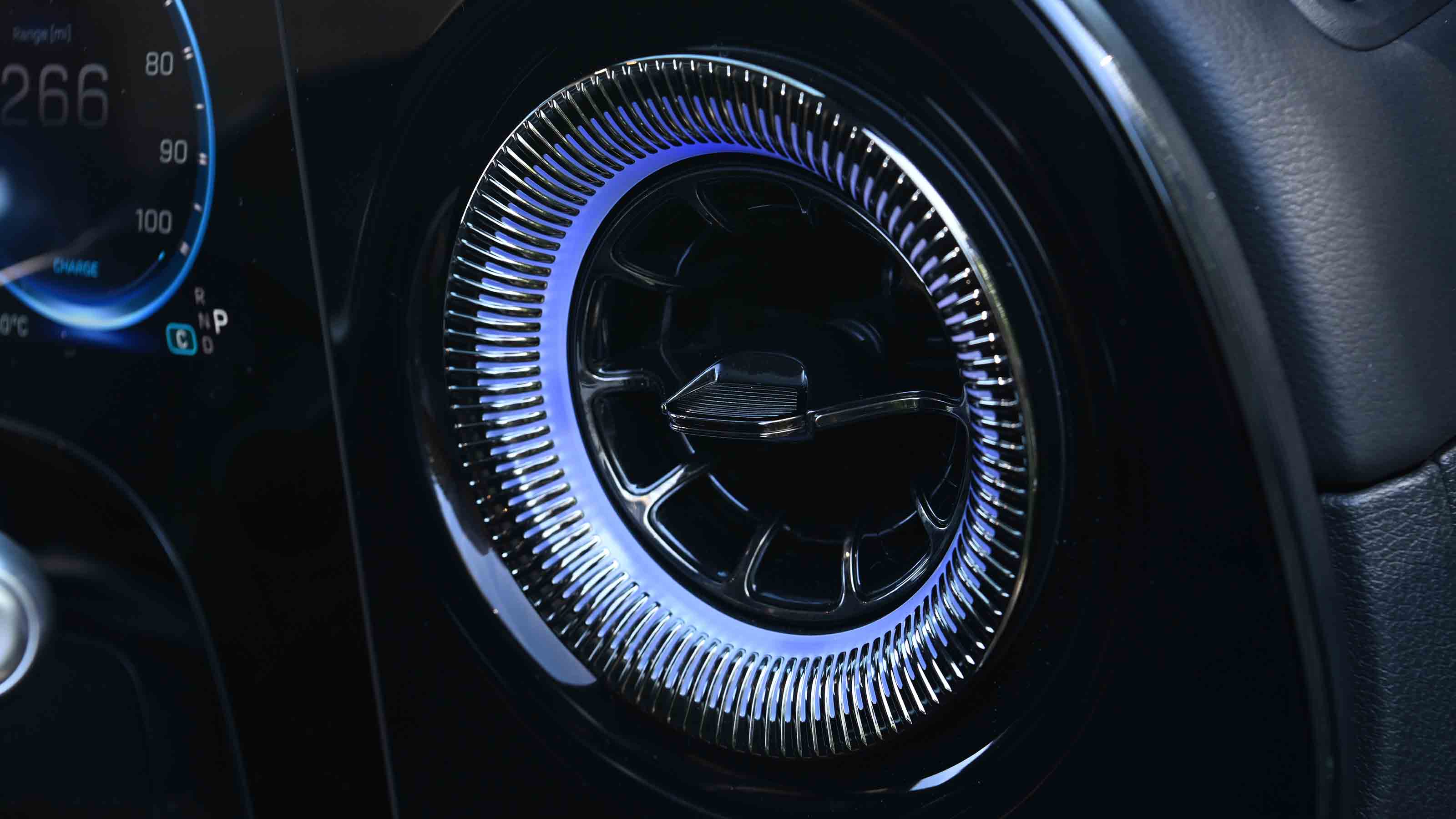 Mercedes GLB electric - illuminated air vent