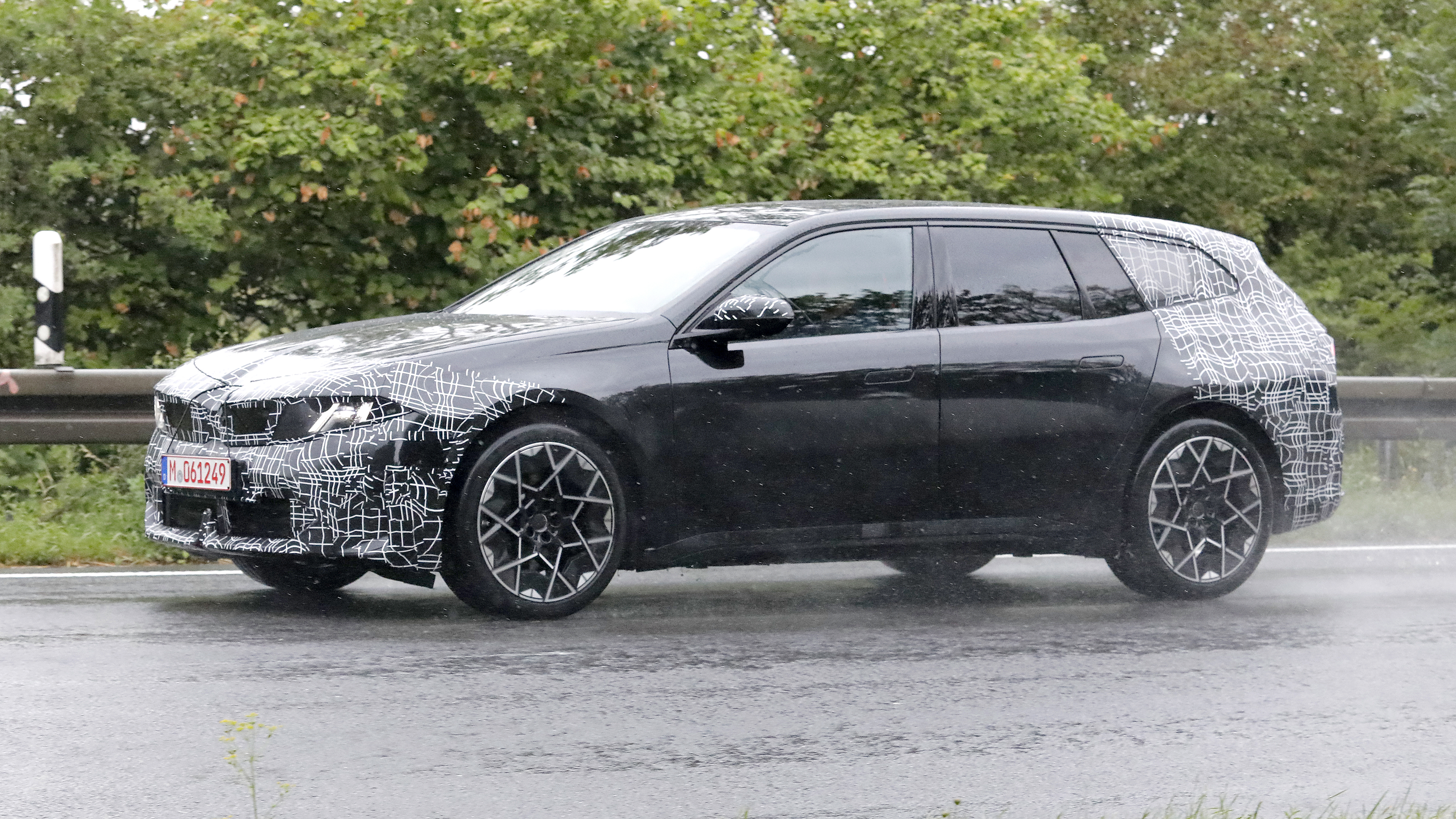 New BMW i3 Touring - dynamic front angled