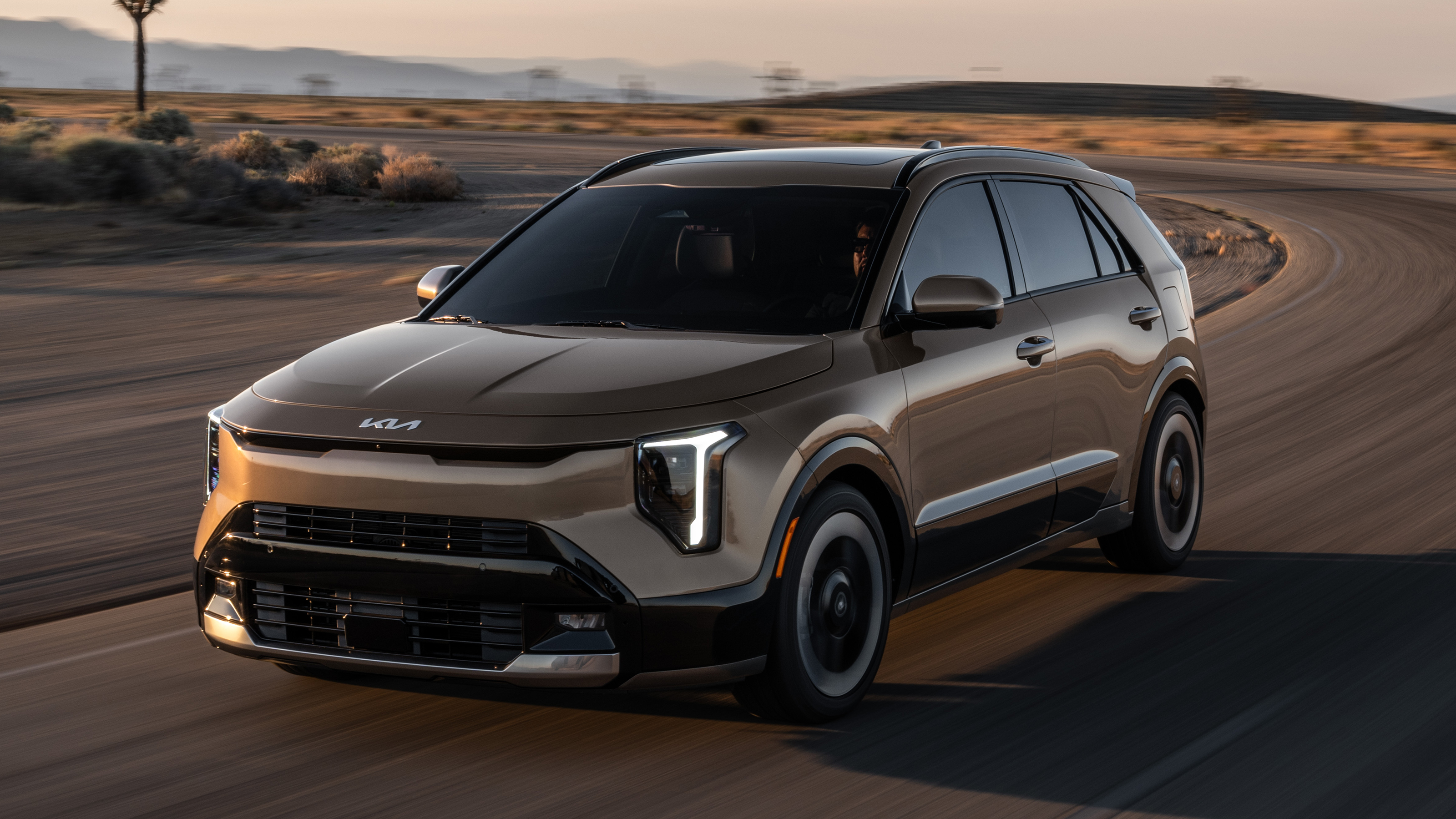 New Kia Niro revealed - dynamic front 3/4