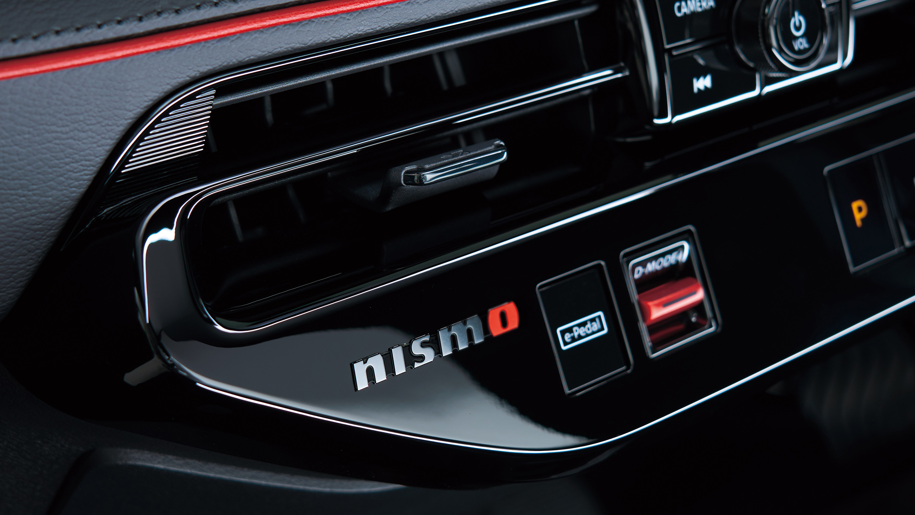 Nissan Leaf Nismo - badges