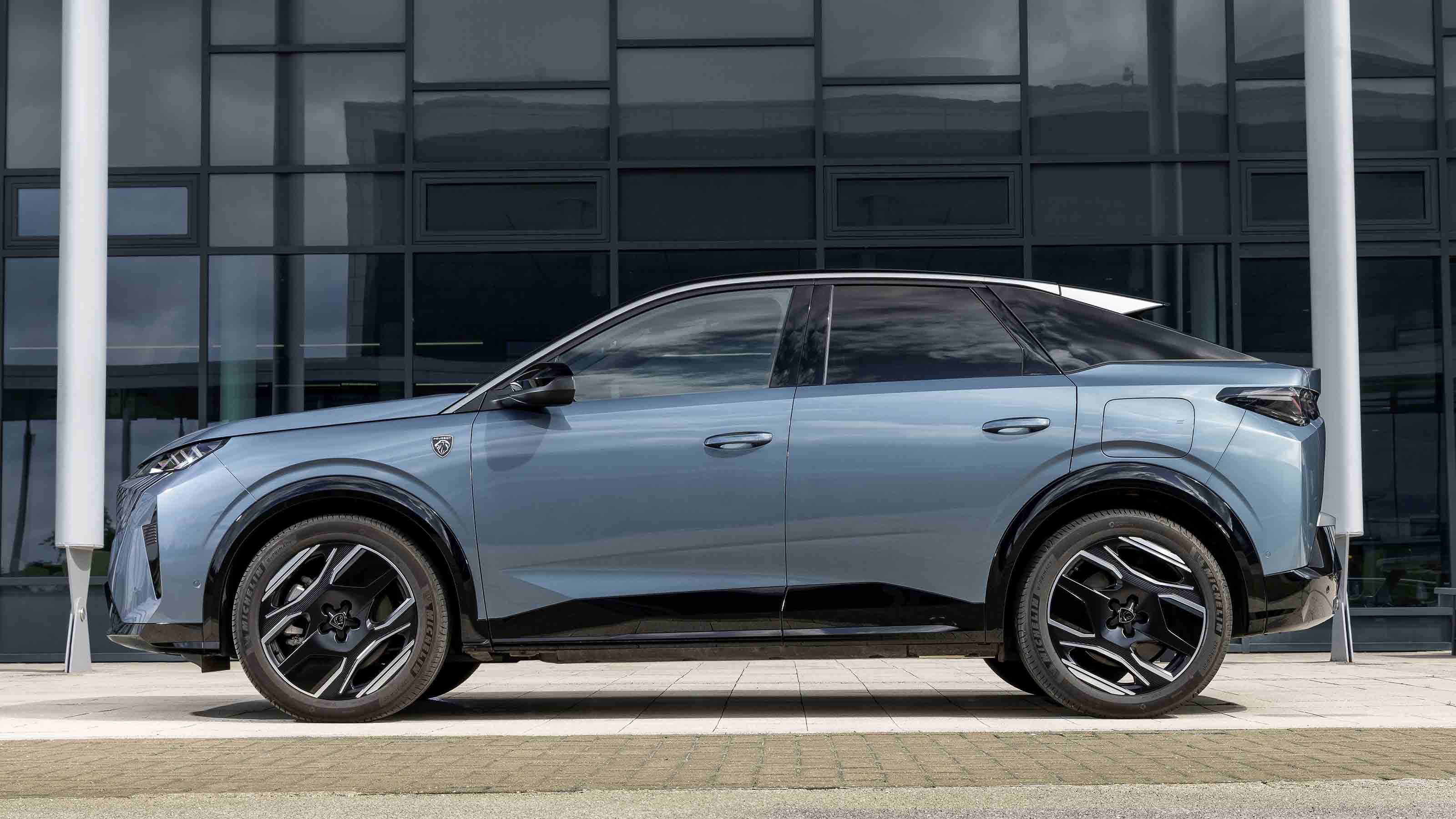Peugeot E-3008 - static side