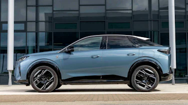 Peugeot E-3008 - static side