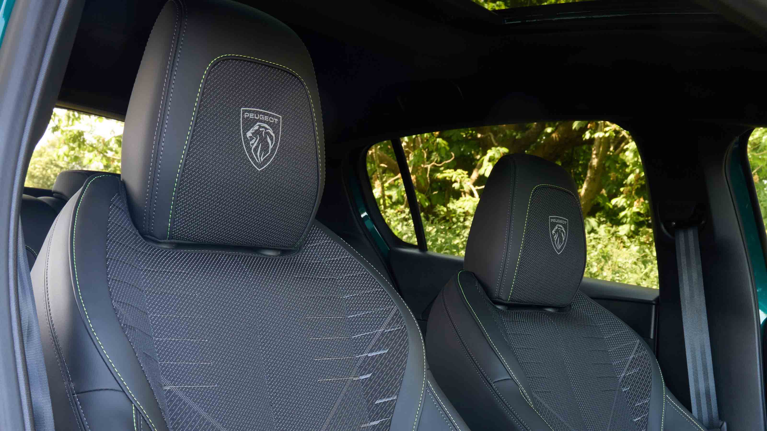 Peugeot E-308 - Peugeot embossed front headrests