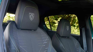 Peugeot E-308 - Peugeot embossed front headrests
