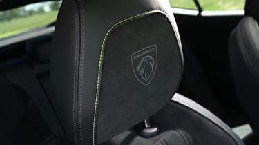 Peugeot E-408 - front headrest