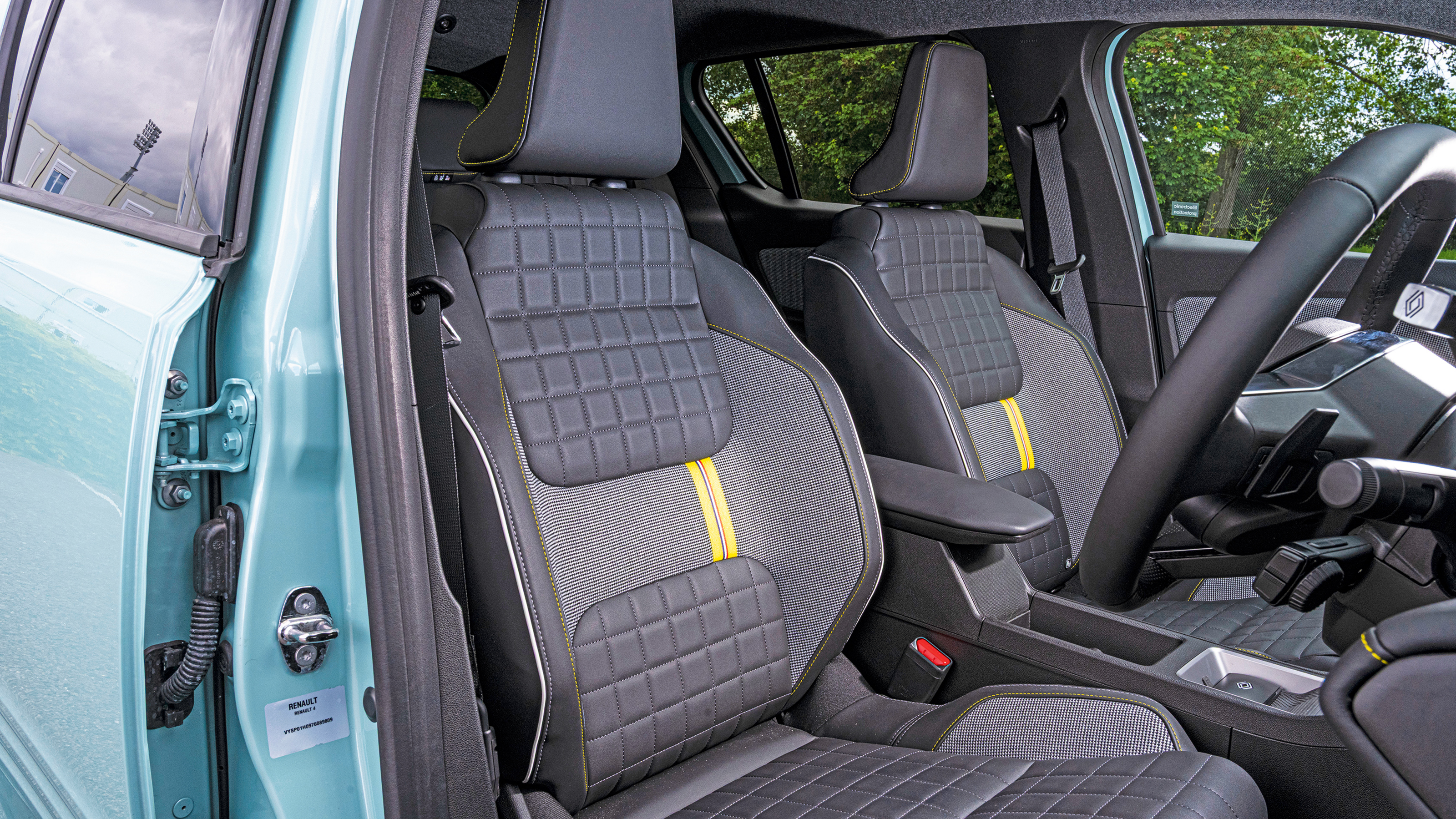 Renault 4 E-Tech Iconic - front seats