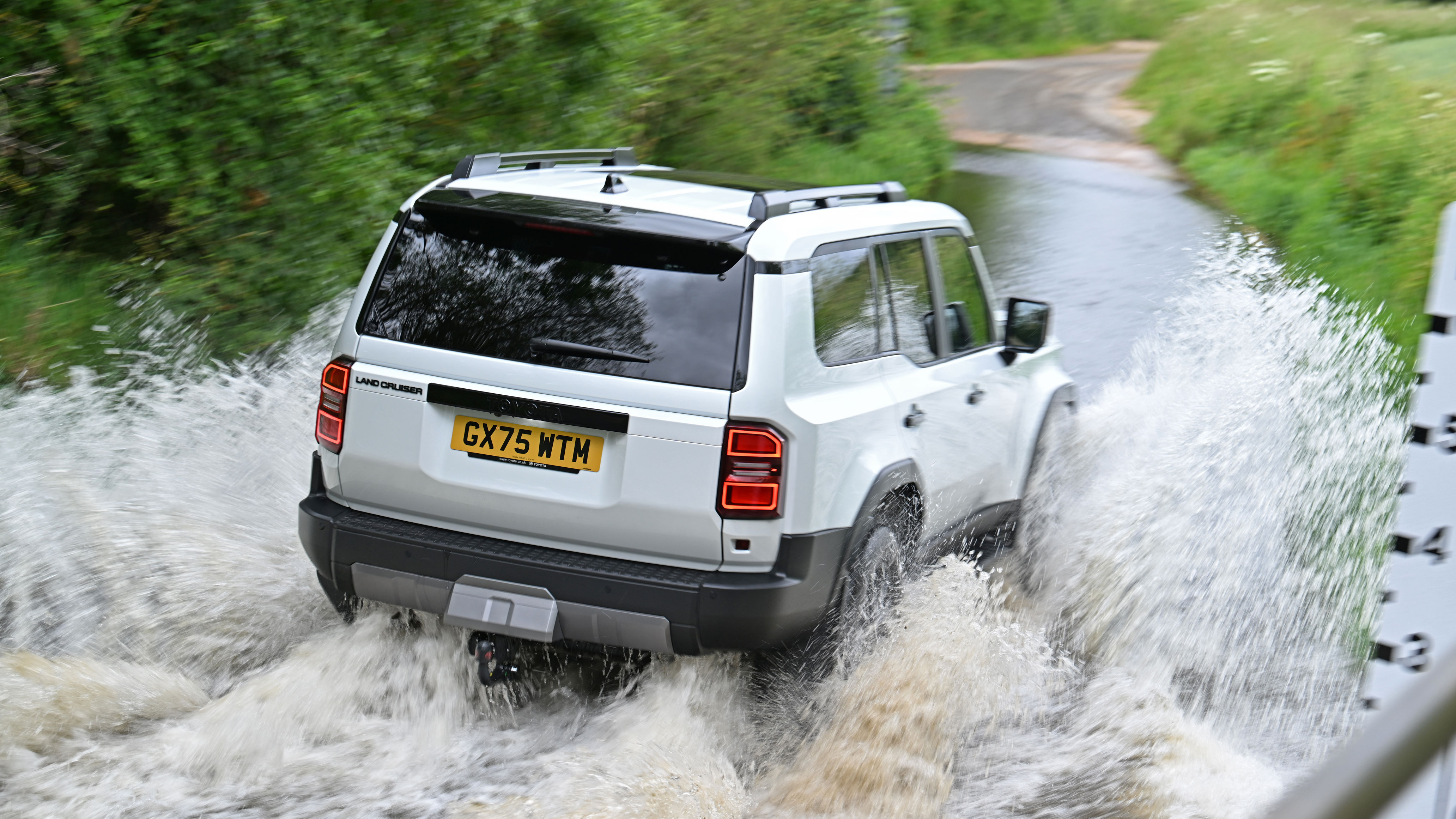 Toyota Land Cruiser 48v - rear off road
