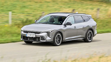 Kia K4 Sportswagon - front cornering