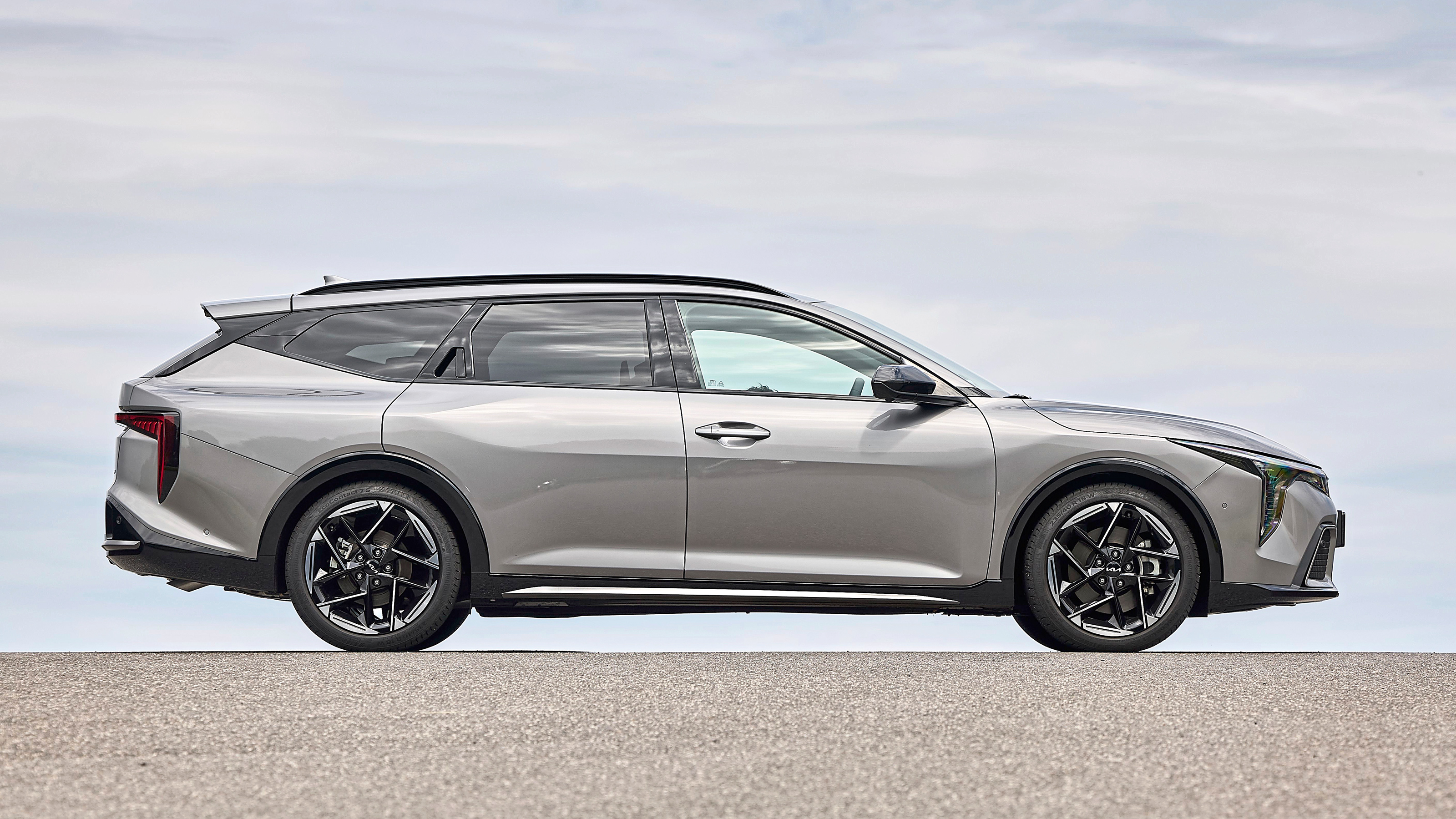 Kia K4 Sportswagon - side static