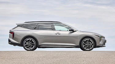 Kia K4 Sportswagon - side static