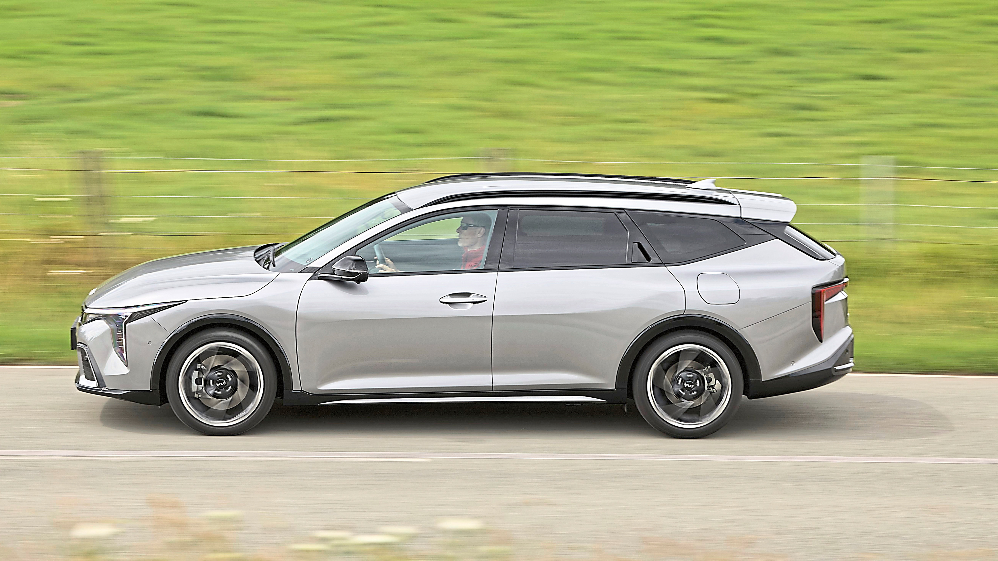 Kia K4 Sportswagon - side action