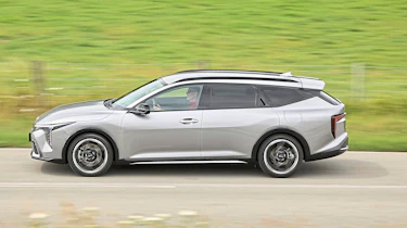 Kia K4 Sportswagon - side action