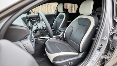 Kia K4 Sportswagon - front seats