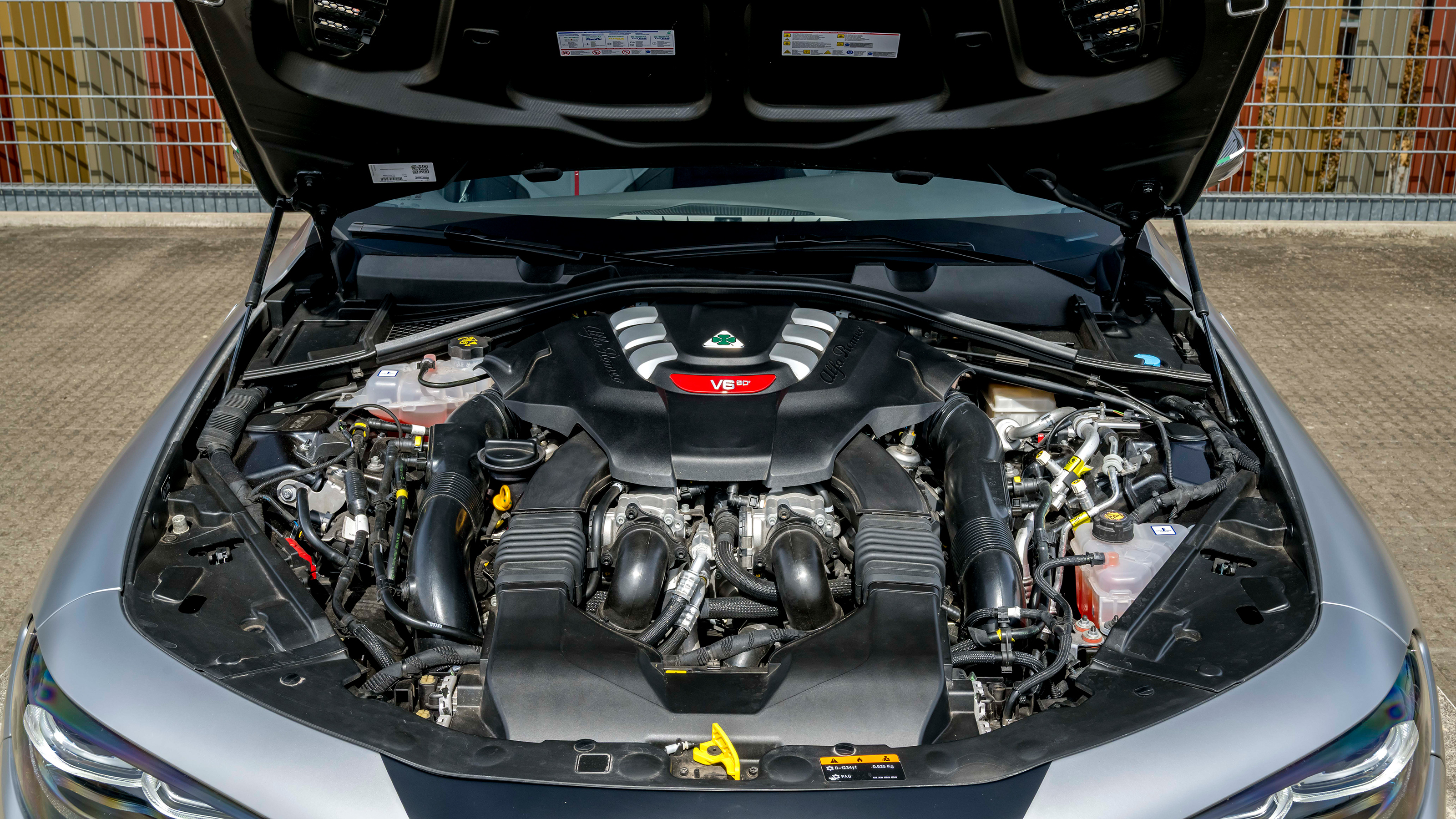 Alfa Romeo Giulia Quadrifoglio Luna Rossa - engine bay