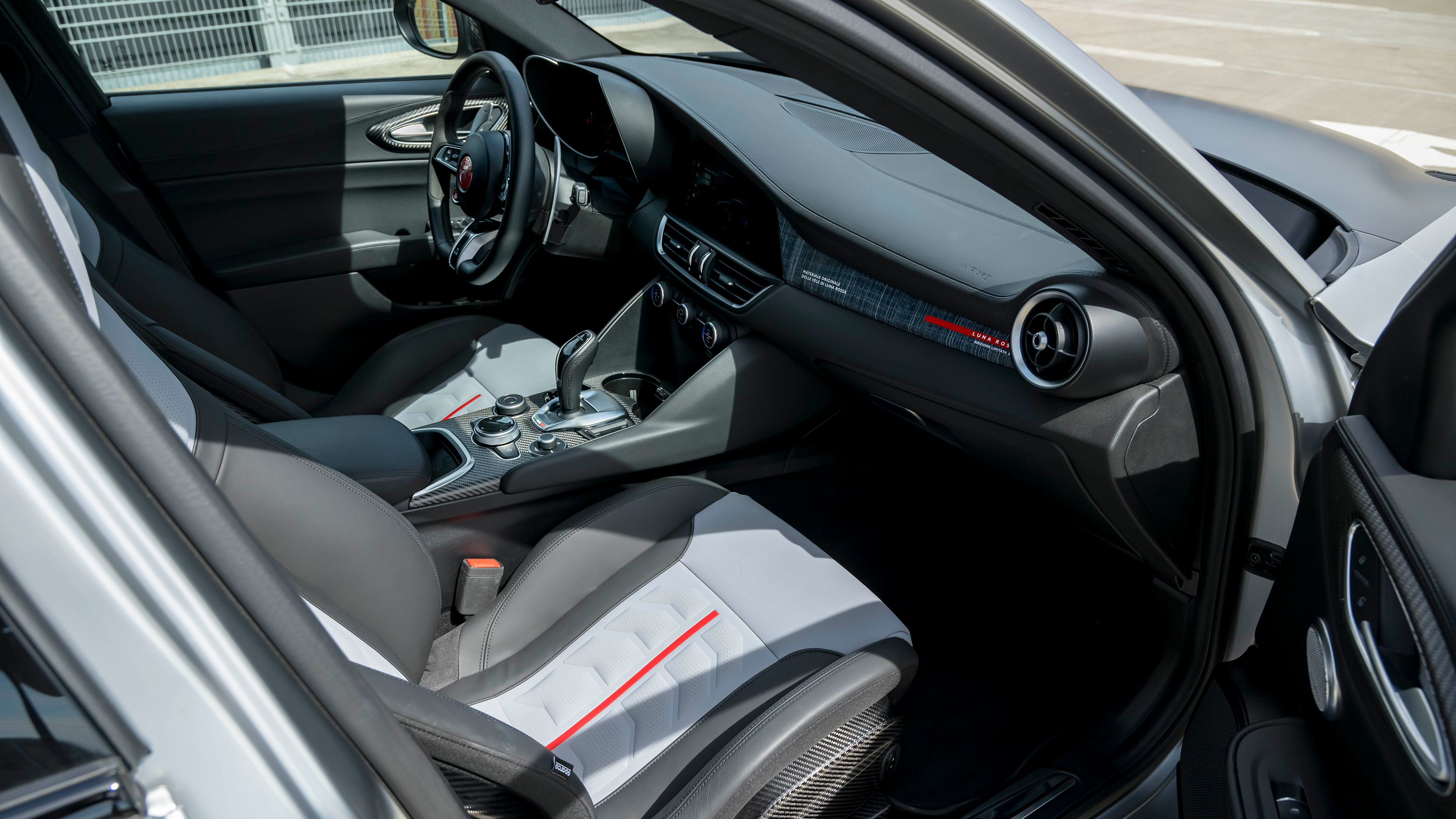 Alfa Romeo Giulia Quadrifoglio Luna Rossa - interior