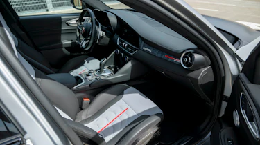 Alfa Romeo Giulia Quadrifoglio Luna Rossa - interior