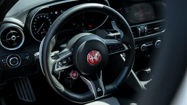 Alfa Romeo Giulia Quadrifoglio Luna Rossa - steering wheel