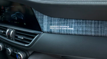 Alfa Romeo Giulia Quadrifoglio Luna Rossa - dashboard detailing