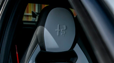 Alfa Romeo Giulia Quadrifoglio Luna Rossa - head restraint