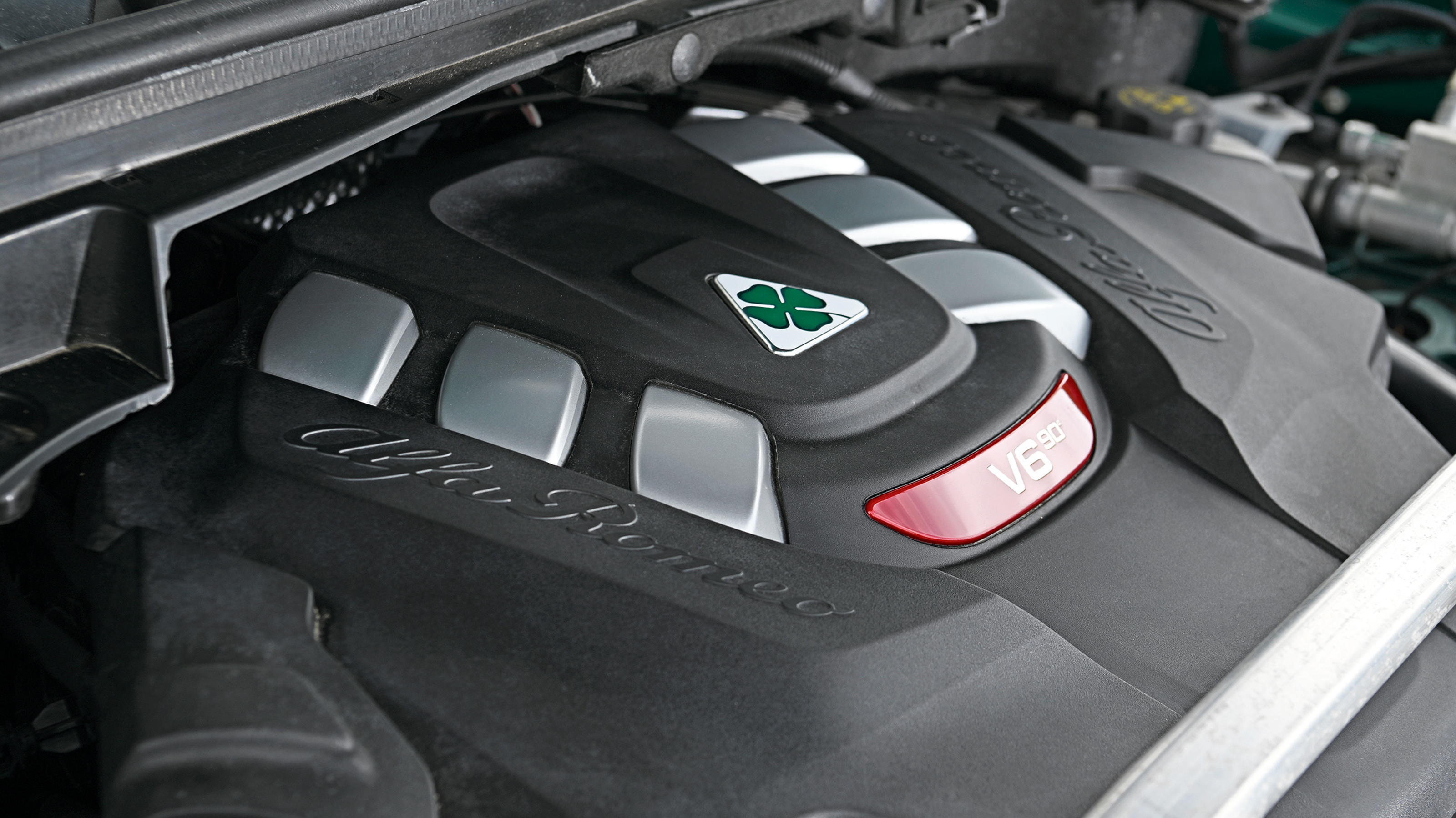 Alfa Romeo Stelvio Quadrifoglio - engine cover