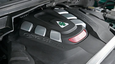 Alfa Romeo Stelvio Quadrifoglio - engine cover