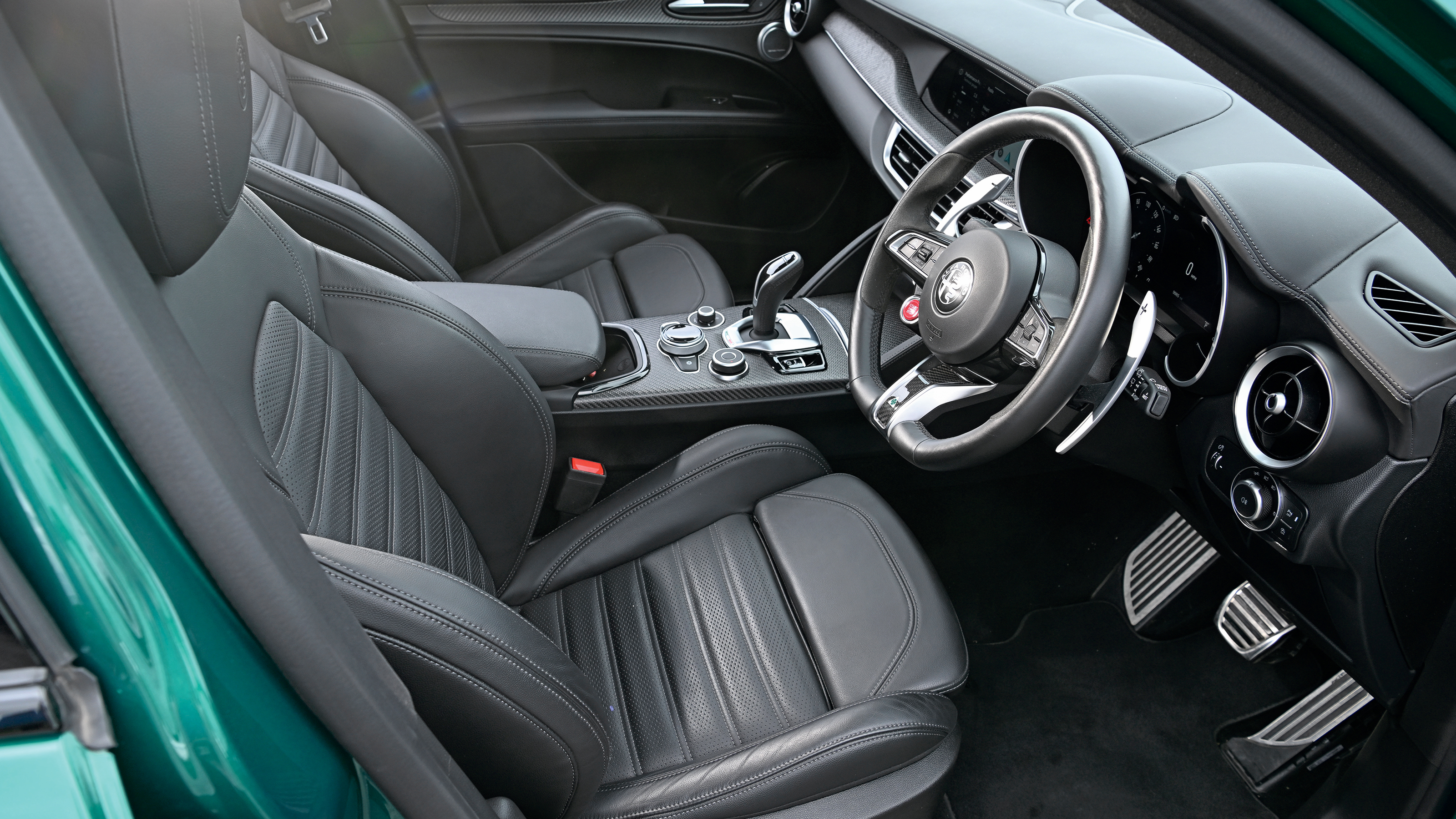 Alfa Romeo Stelvio Quadrifoglio - interior
