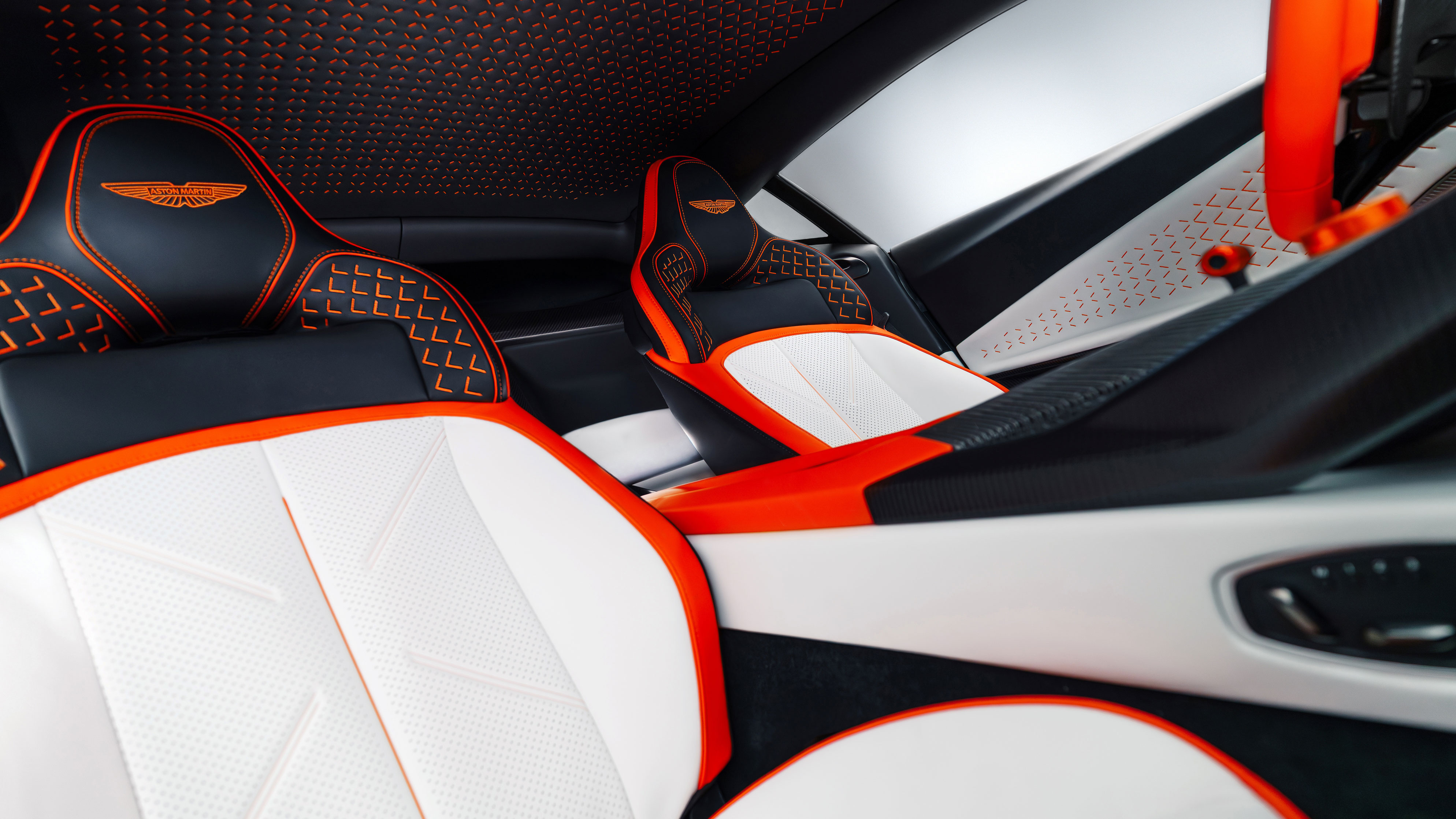 Aston Martin Valen - seats