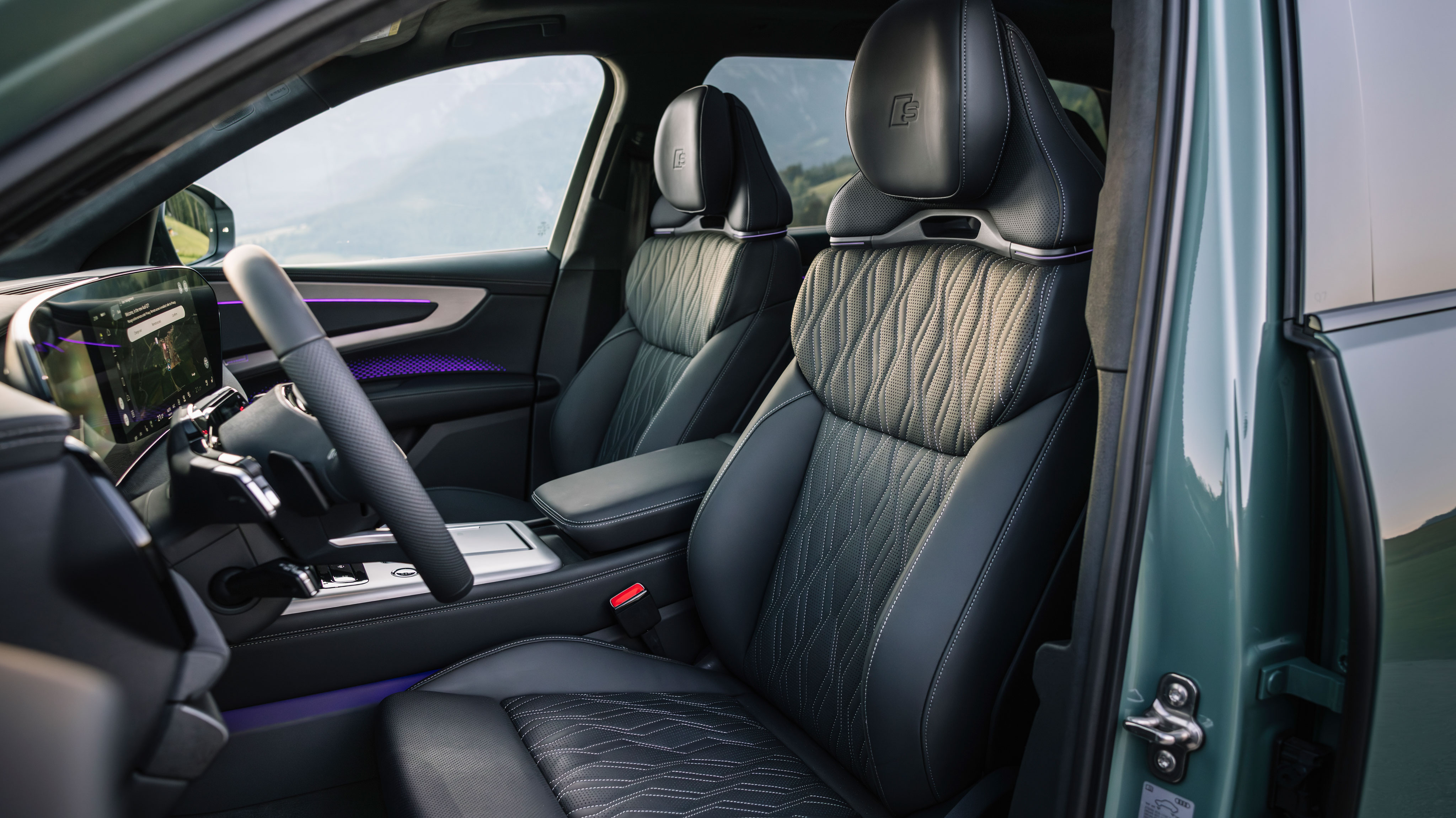Audi Q7 - front seats