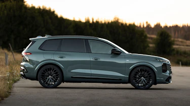 Audi Q7 - side
