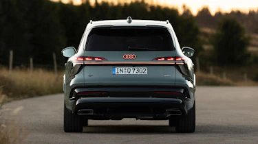 Audi Q7 - full rear static