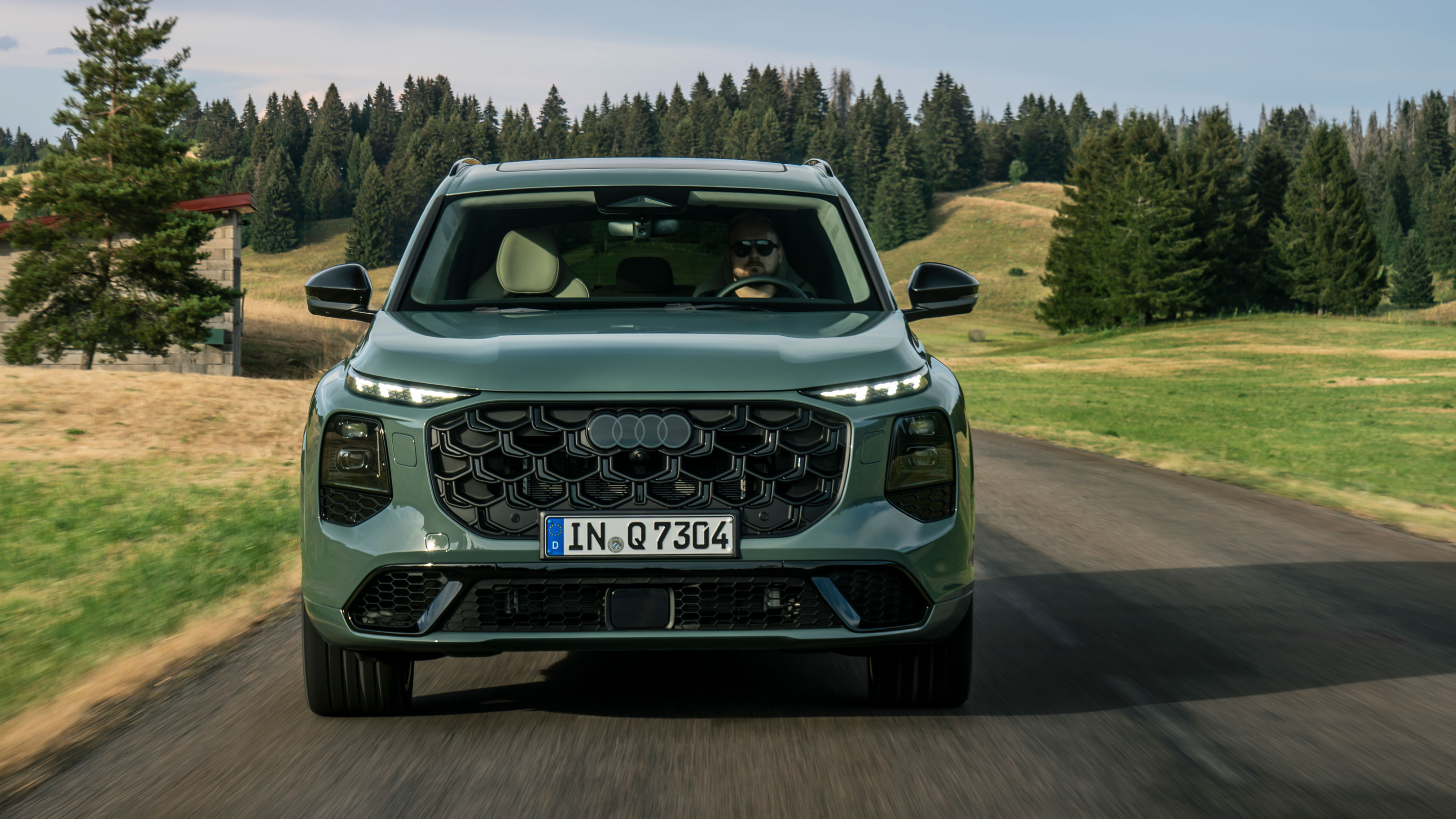 Audi Q7 - full front