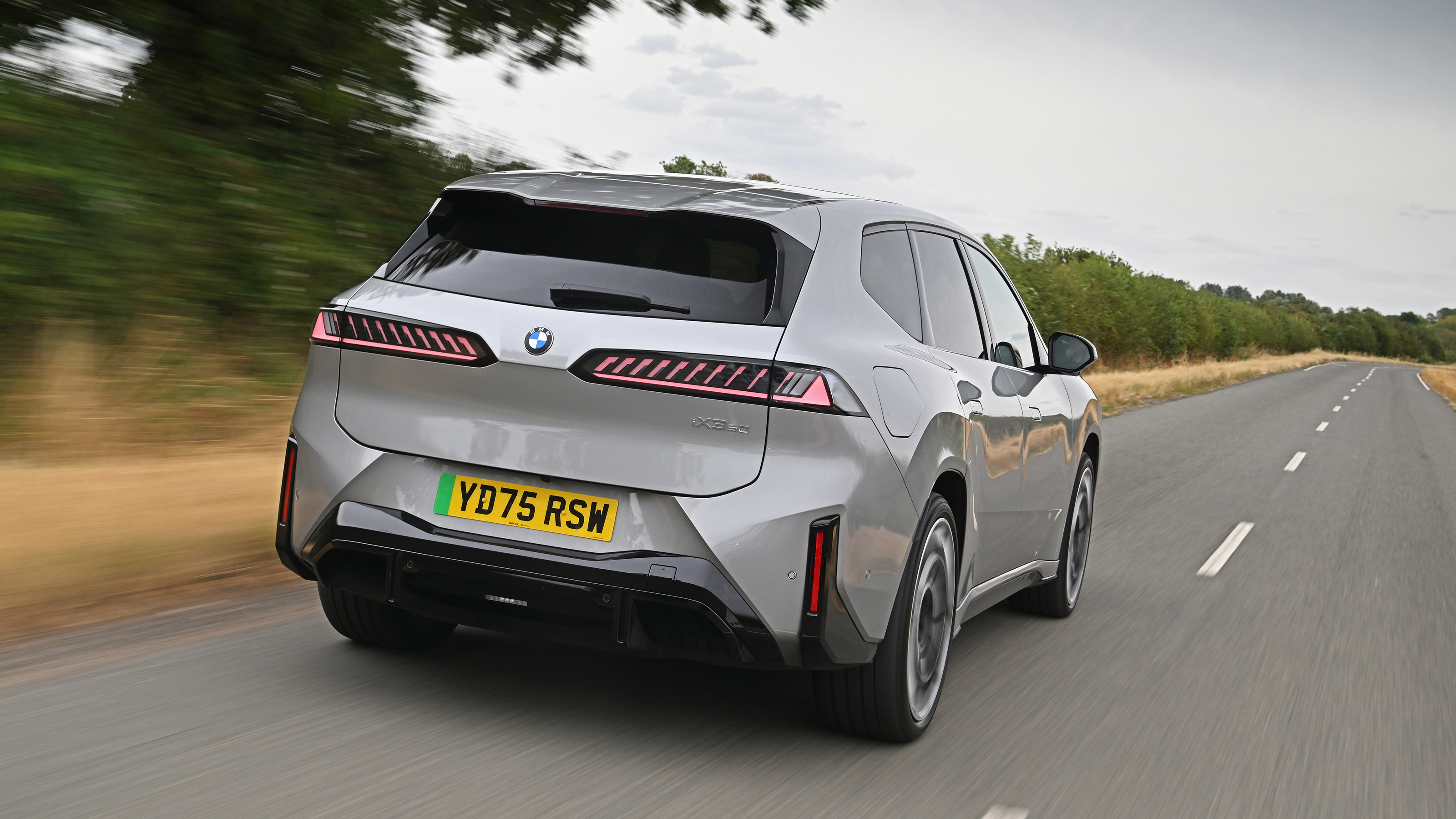 BMW iX3 2026 - rear tracking 