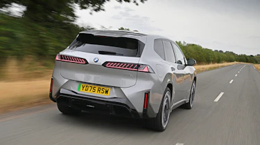 BMW iX3 2026 - rear tracking