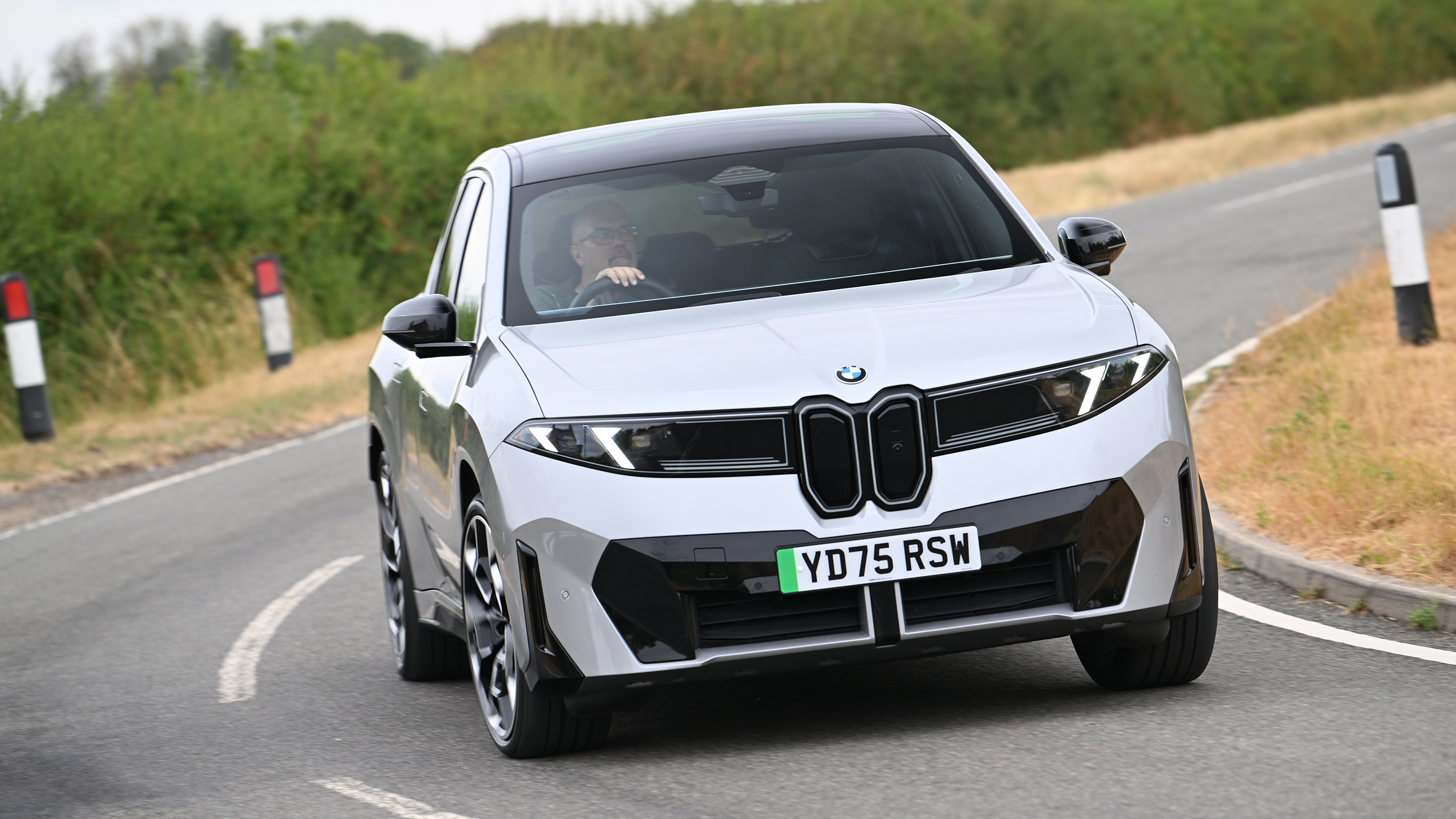 BMW iX3 2026 - front cornering 
