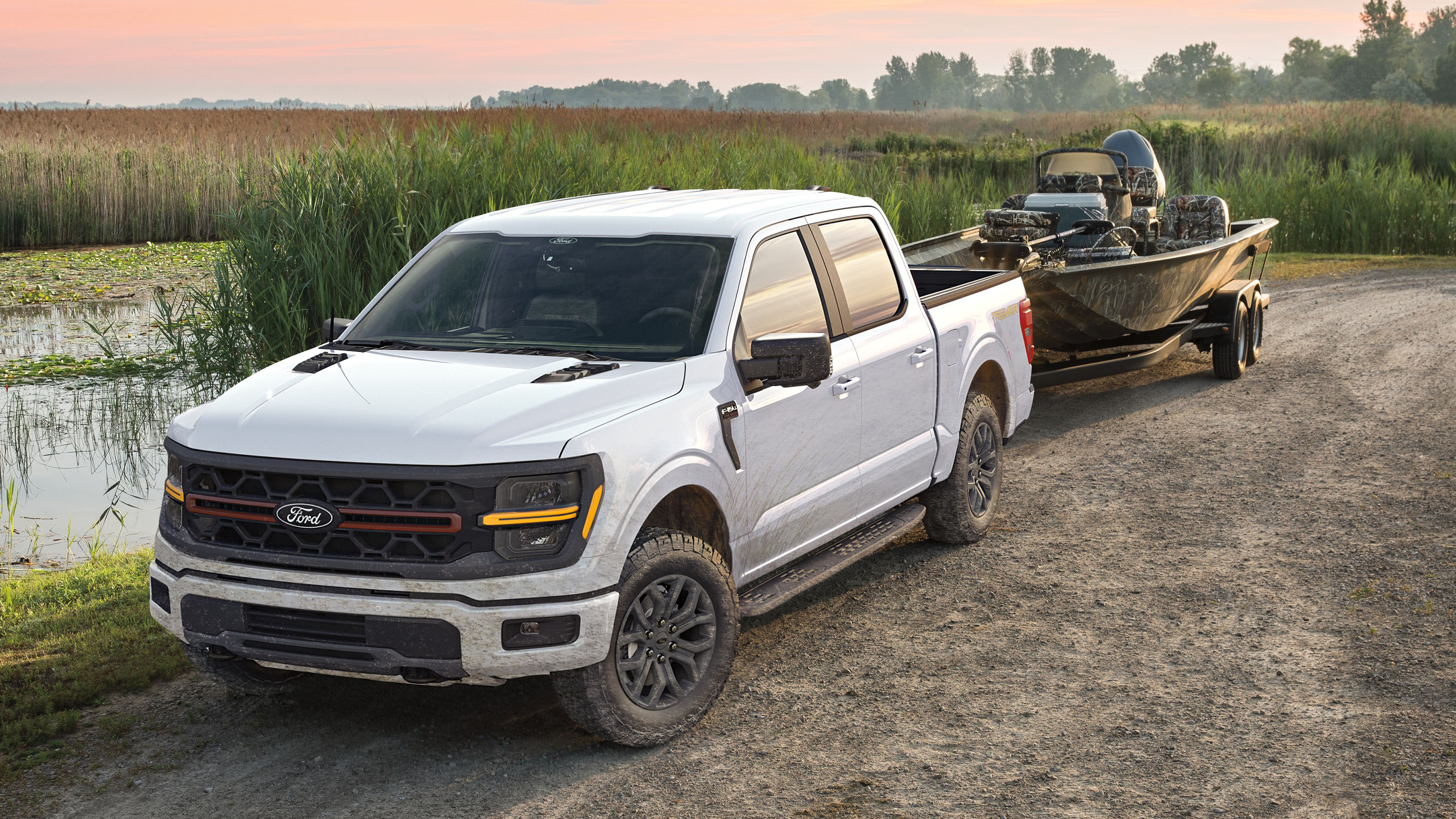 Ford F-150 pick-up truck - front static 