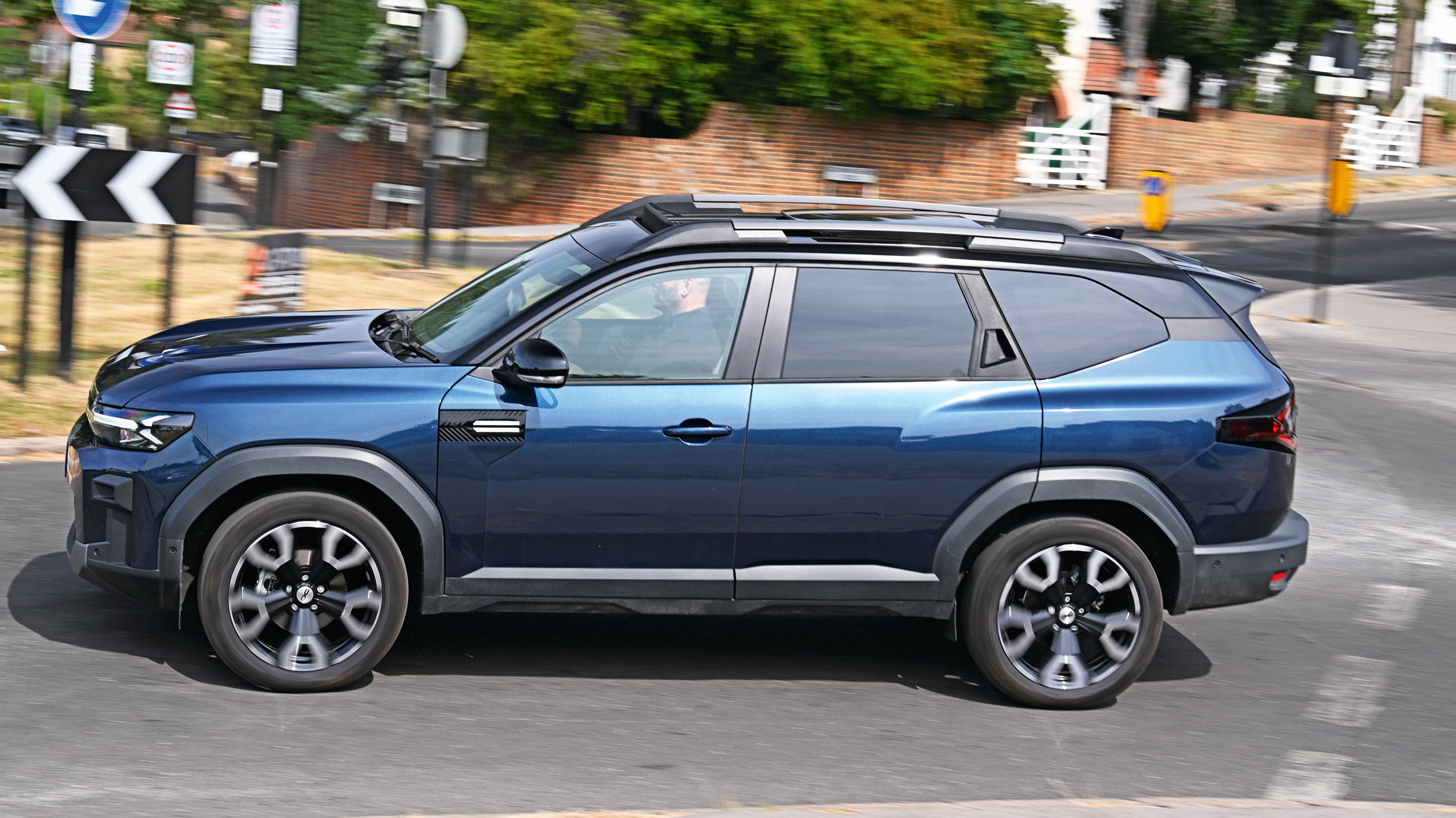 Dacia Bigster Journey hybrid 155 - side profile