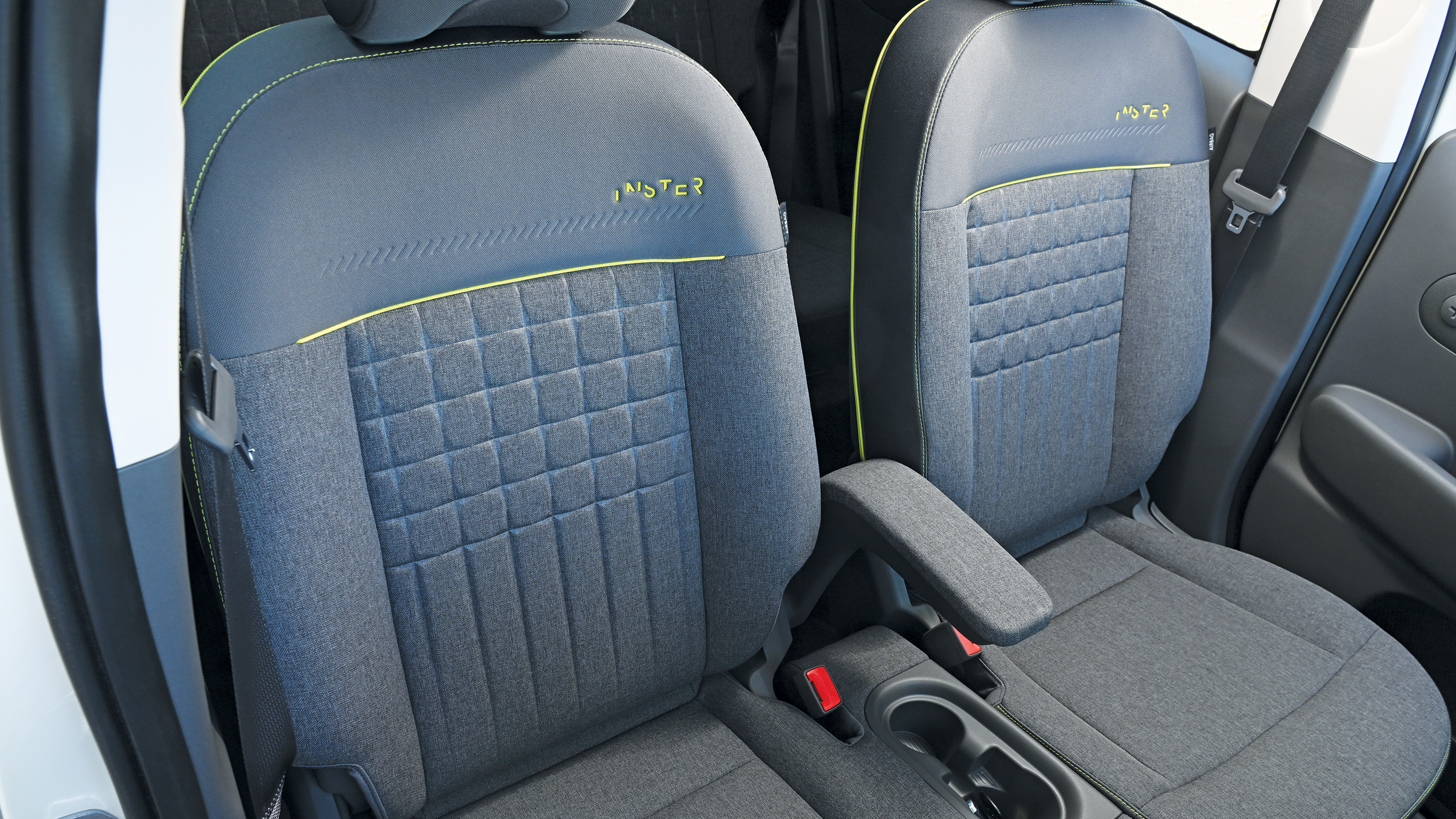 Hyundai Inster - front seats