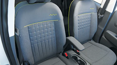 Hyundai Inster - front seats